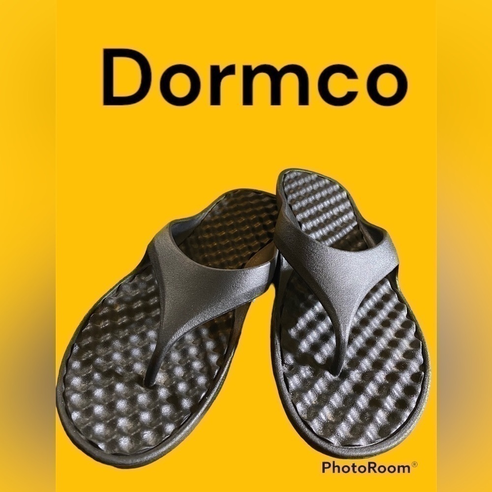DORMCO black non-slip rubber shower sandals.  Size medium women’s 7/8. EUC!